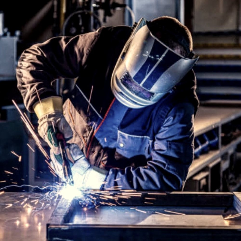 Aplicando una soldadura sobre una estructura de acero en el taller